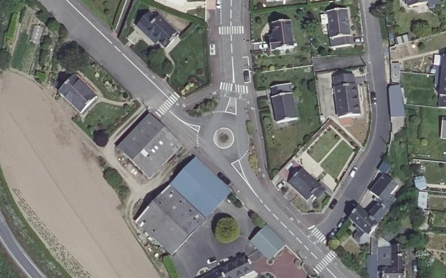 Vue aérienne du Rond-point anonyme n°369748421