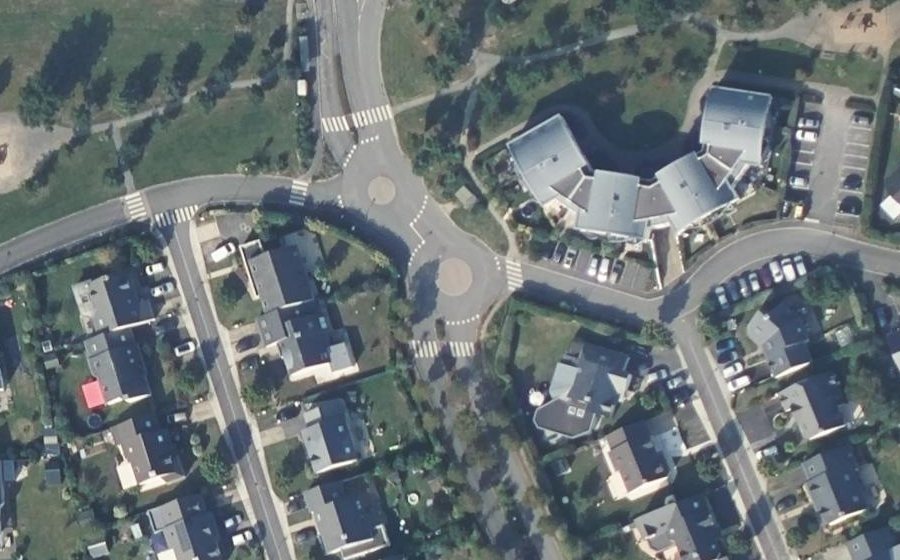 Vue aérienne du Rond-point anonyme n°36978047