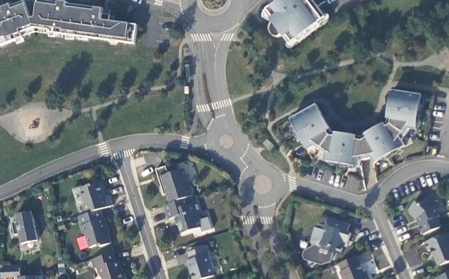 Vue aérienne du Rond-point anonyme n°36978048