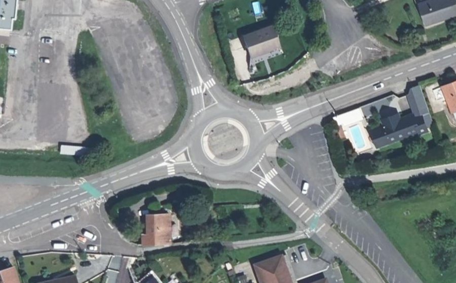 Vue aérienne du Rond-point anonyme n°36979112