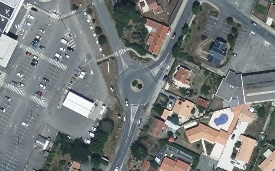 Vue aérienne du Rond-point anonyme n°36986955