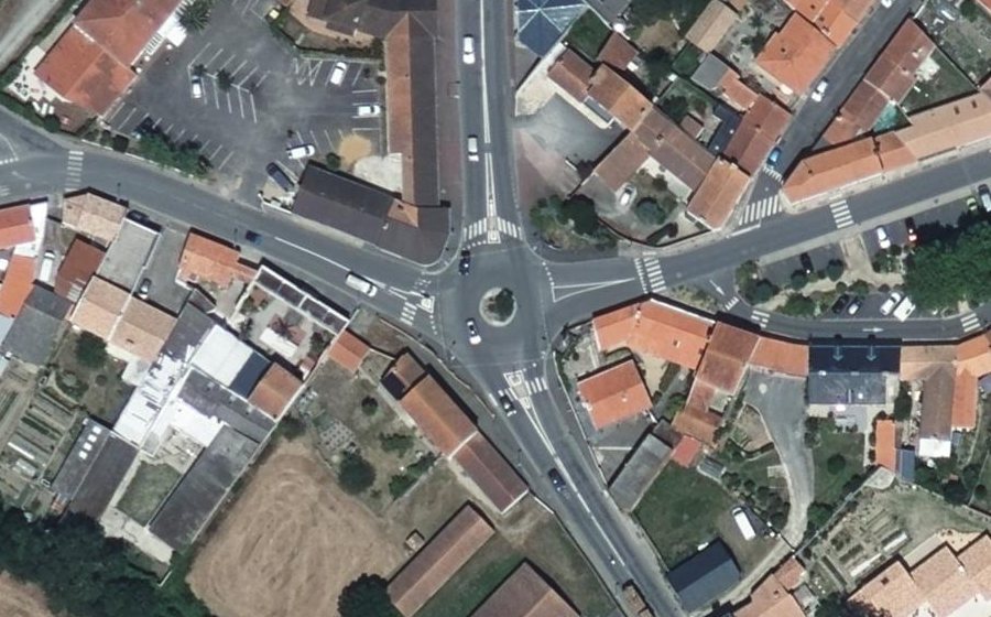 Vue aérienne du Rond-point anonyme n°36987474