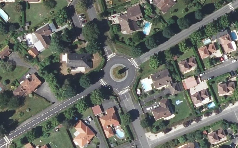Vue aérienne du Rond-point anonyme n°36991429
