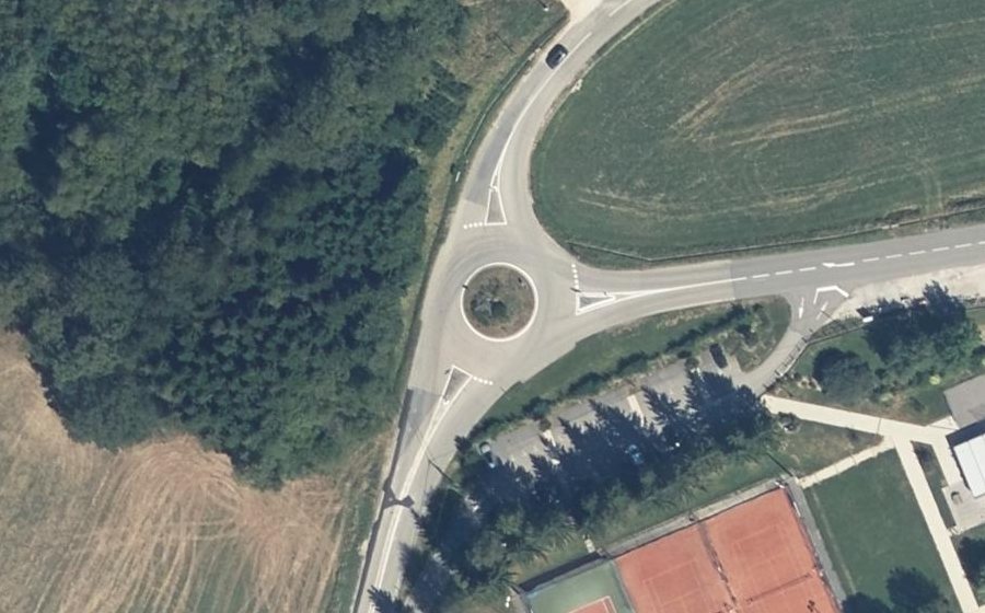 Vue aérienne du Rond-point anonyme n°369970495