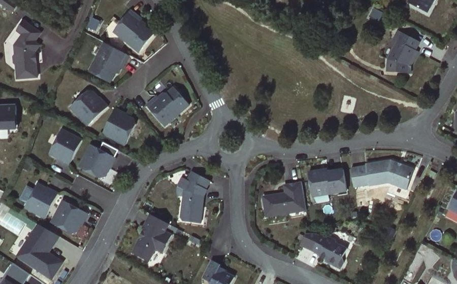 Vue aérienne du Rond-point anonyme n°369982341