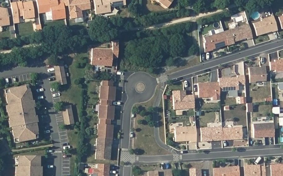 Vue aérienne du Rond-point anonyme n°370075860