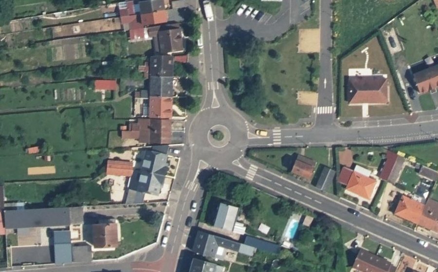 Vue aérienne du Rond-point anonyme n°370091033