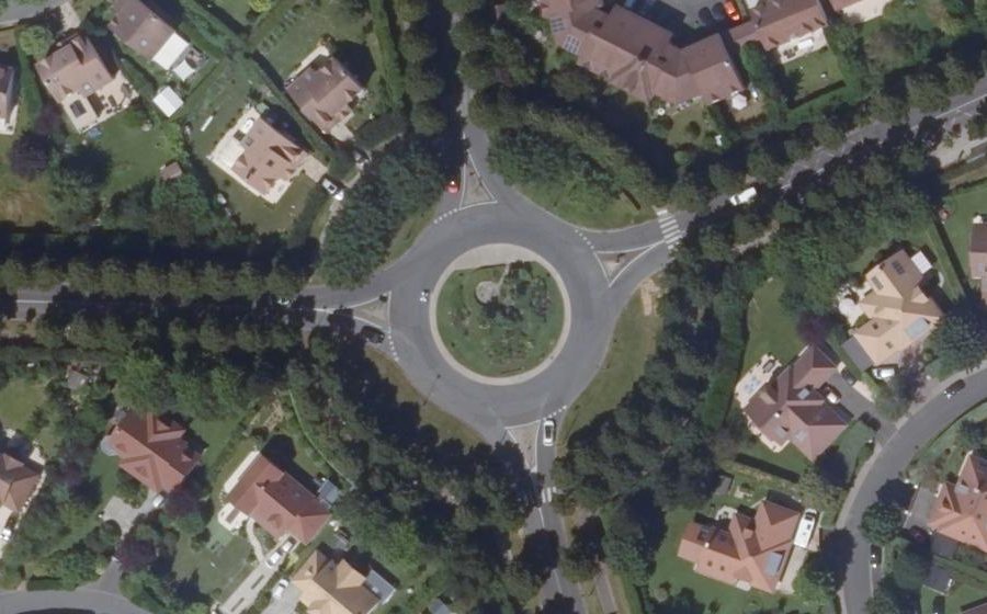 Vue aérienne du Rond-point anonyme n°370094666