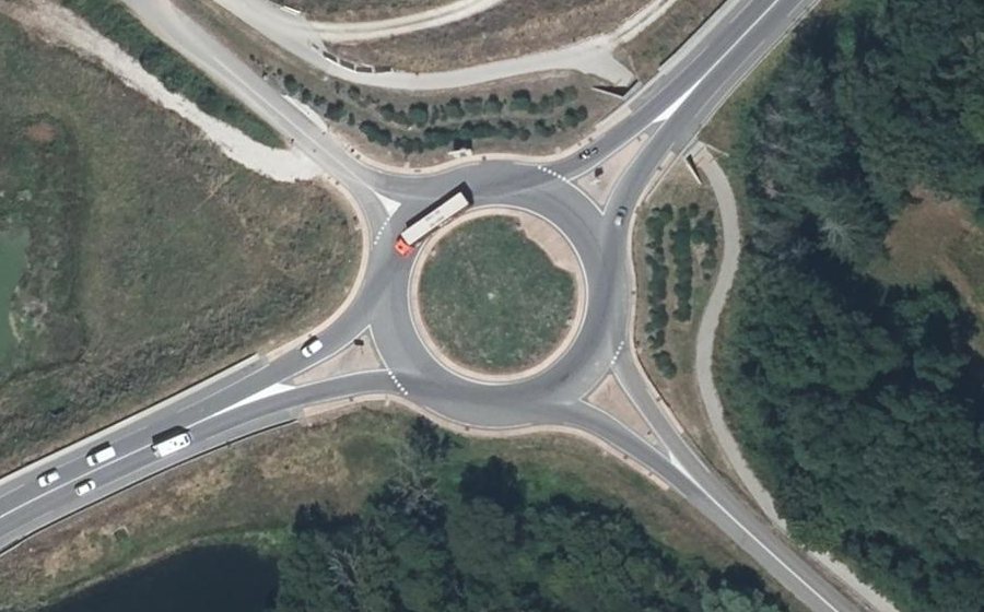 Vue aérienne du Rond-point anonyme n°370107356