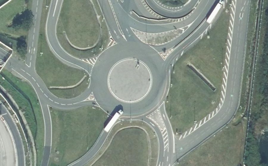 Vue aérienne du Rond-point anonyme n°370108041