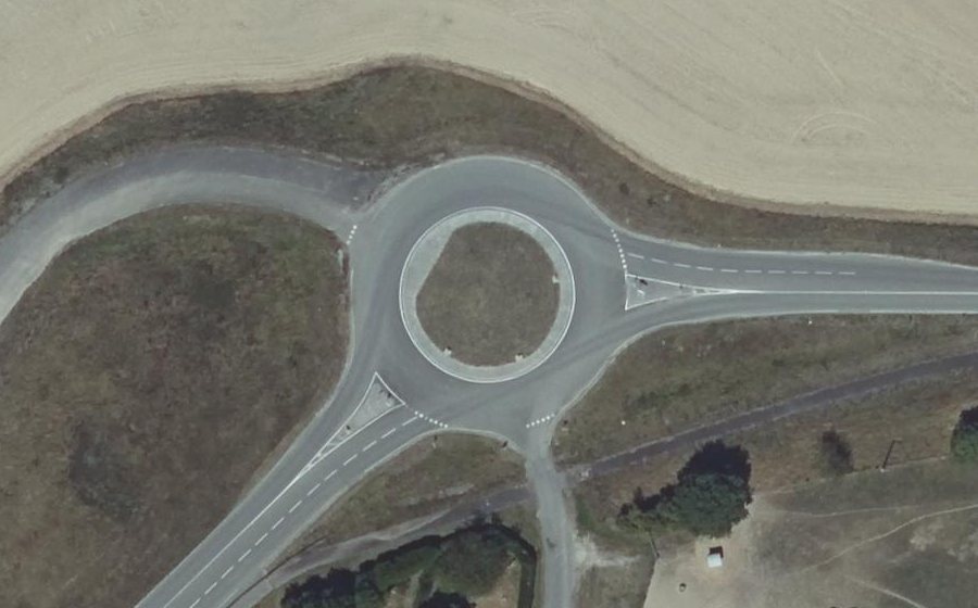 Vue aérienne du Rond-point anonyme n°370234958