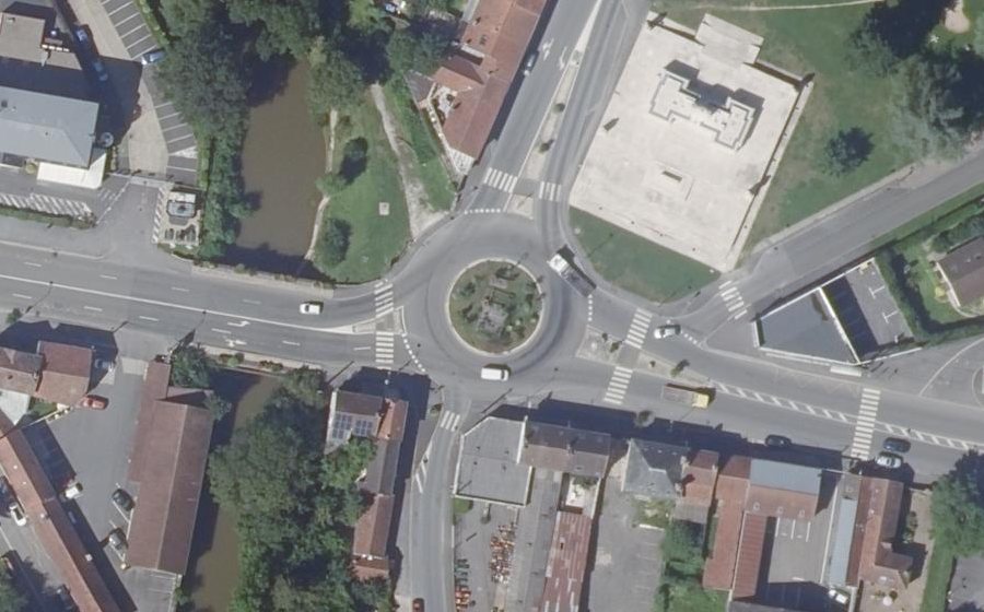 Vue aérienne du Rond-point anonyme n°370259840