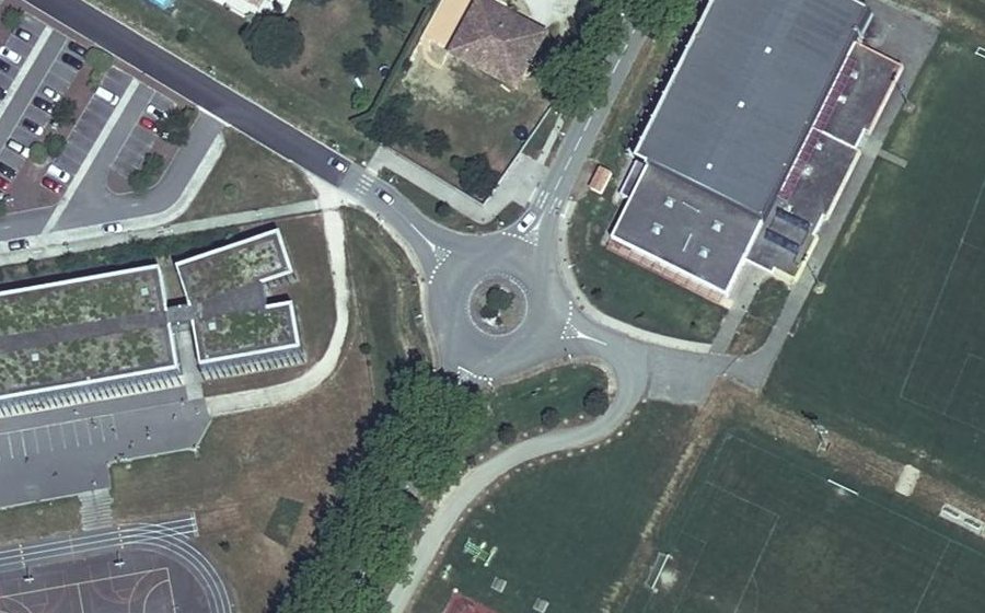 Vue aérienne du Rond-point anonyme n°370294772