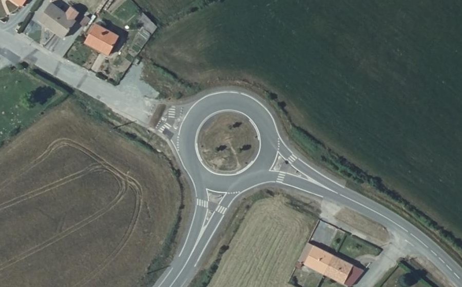 Vue aérienne du Rond-point anonyme n°370306158