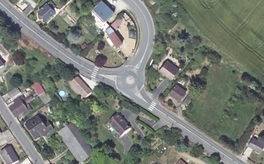 Vue aérienne du Rond-point anonyme n°370367525