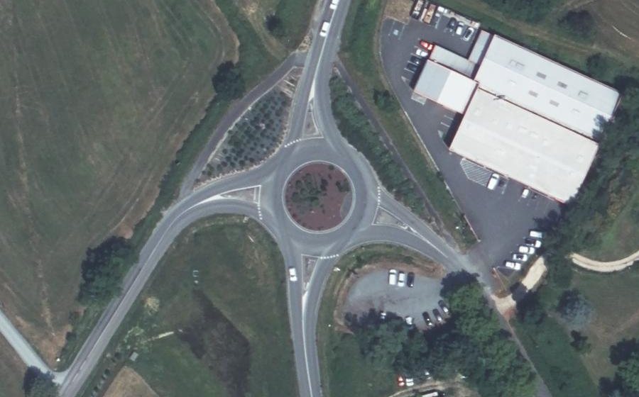 Vue aérienne du Rond-point anonyme n°370382837