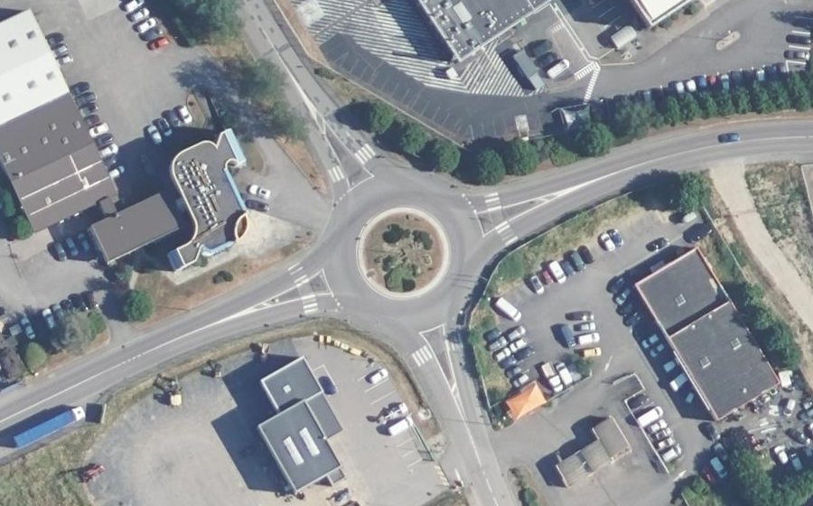 Vue aérienne du Rond-point anonyme n°37046149