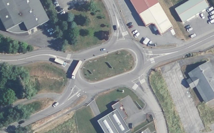 Vue aérienne du Rond-point anonyme n°37046151