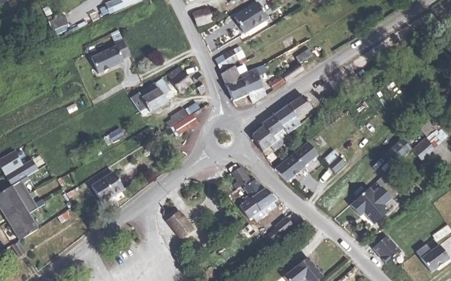 Vue aérienne du Rond-point anonyme n°370498063