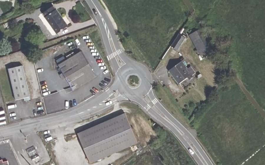 Vue aérienne du Rond-point anonyme n°370498478