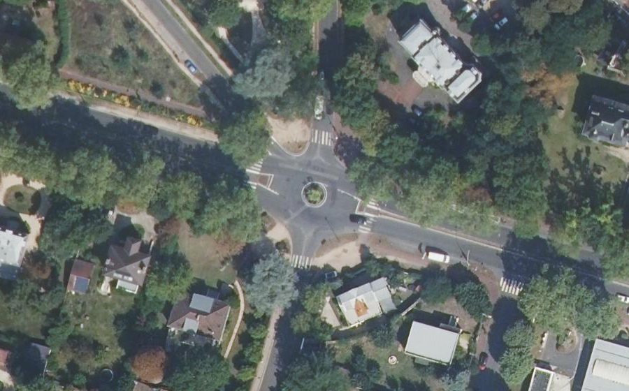 Vue aérienne du Rond-point anonyme n°370543494