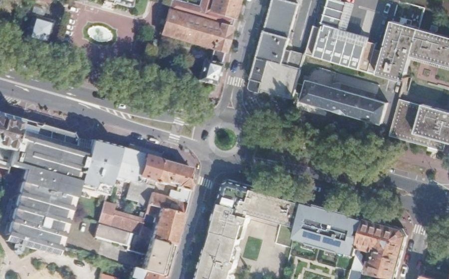 Vue aérienne du Rond-point anonyme n°370543495