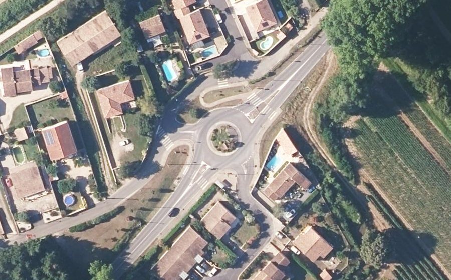 Vue aérienne du Rond-point anonyme n°37065453