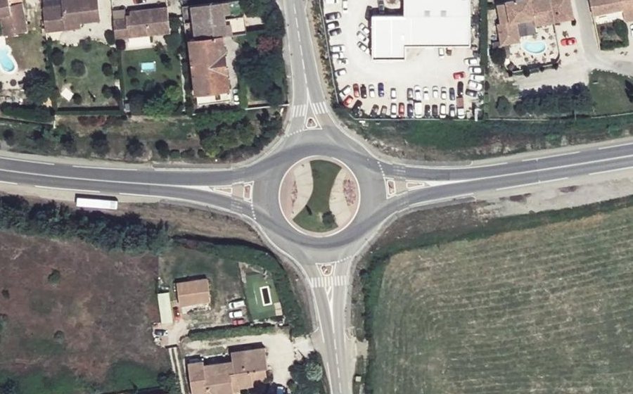Vue aérienne du Rond-point anonyme n°37068770