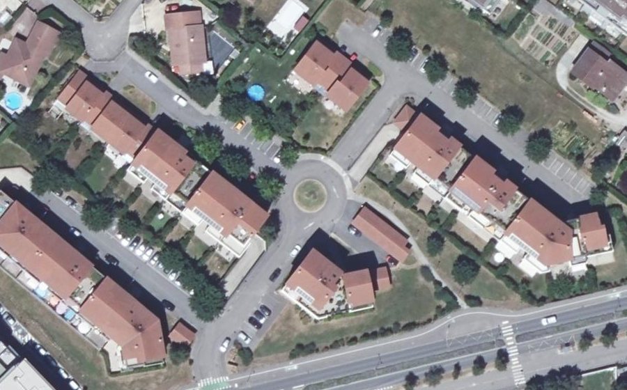 Vue aérienne du Rond-point anonyme n°370733669