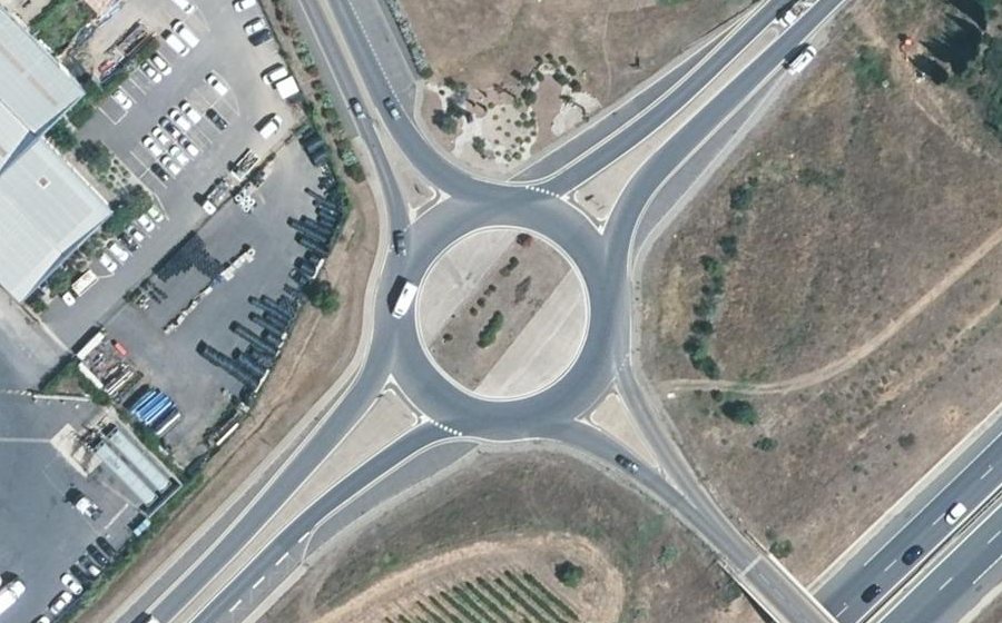 Vue aérienne du Rond-point anonyme n°37077049
