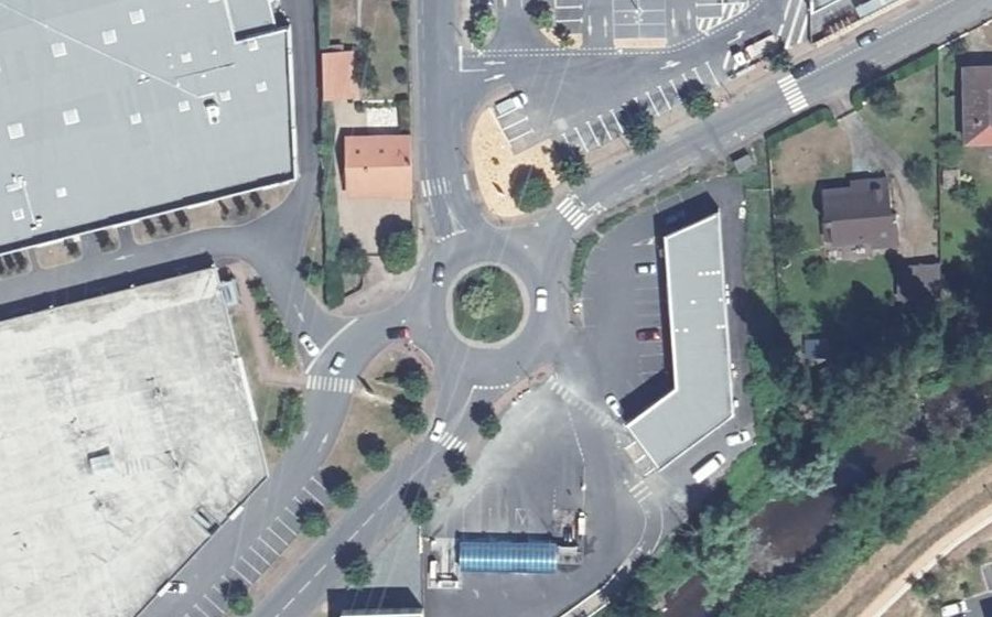Vue aérienne du Rond-point anonyme n°37080917
