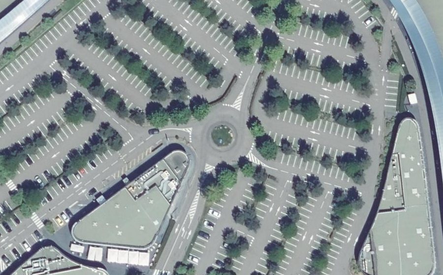 Vue aérienne du Rond-point anonyme n°370869604