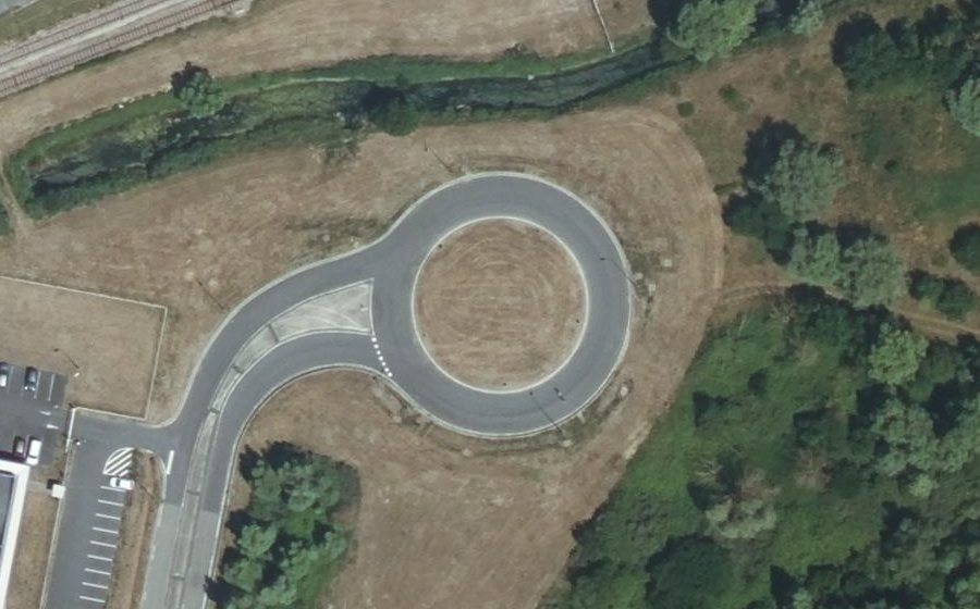 Vue aérienne du Rond-point anonyme n°370935949