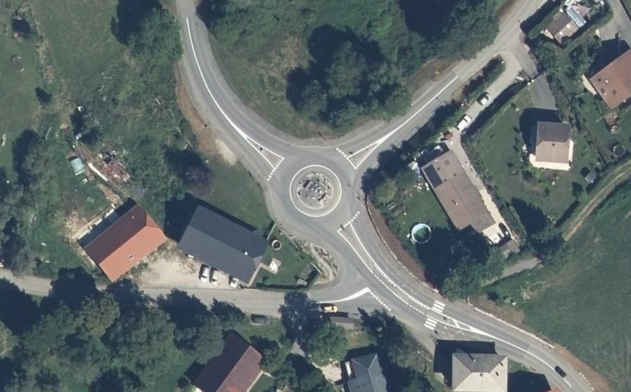 Vue aérienne du Rond-point anonyme n°370956582