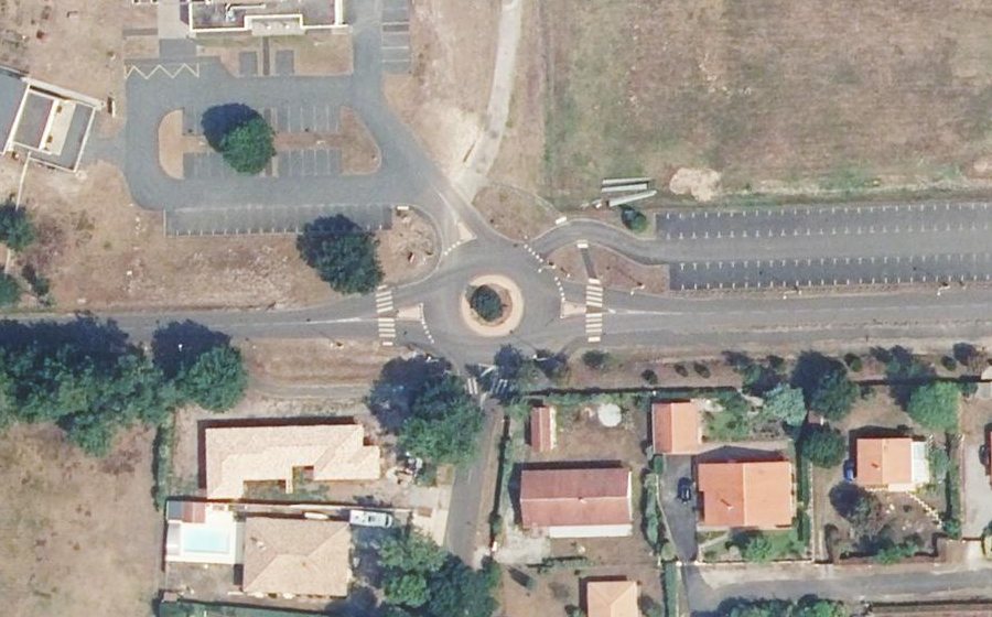 Vue aérienne du Rond-point anonyme n°37110621
