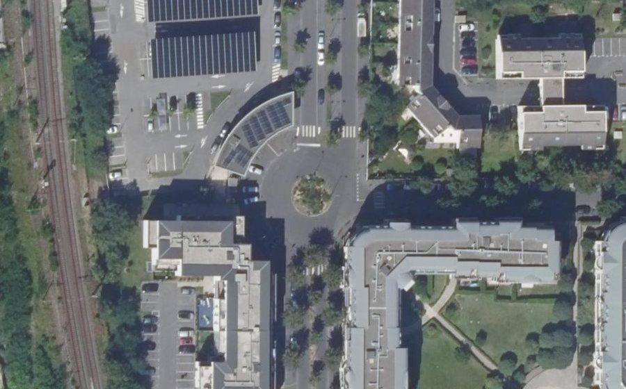 Vue aérienne du Rond-point anonyme n°37111858
