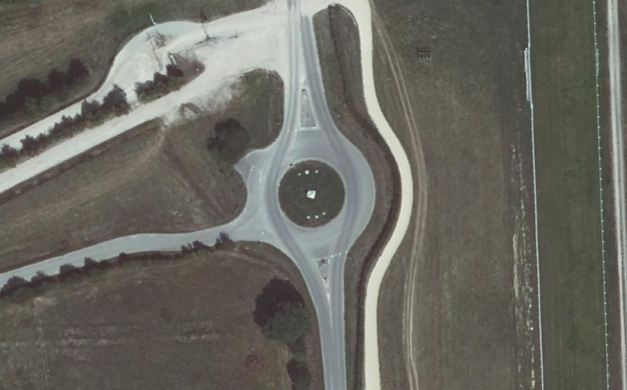 Vue aérienne du Rond-point anonyme n°371135588