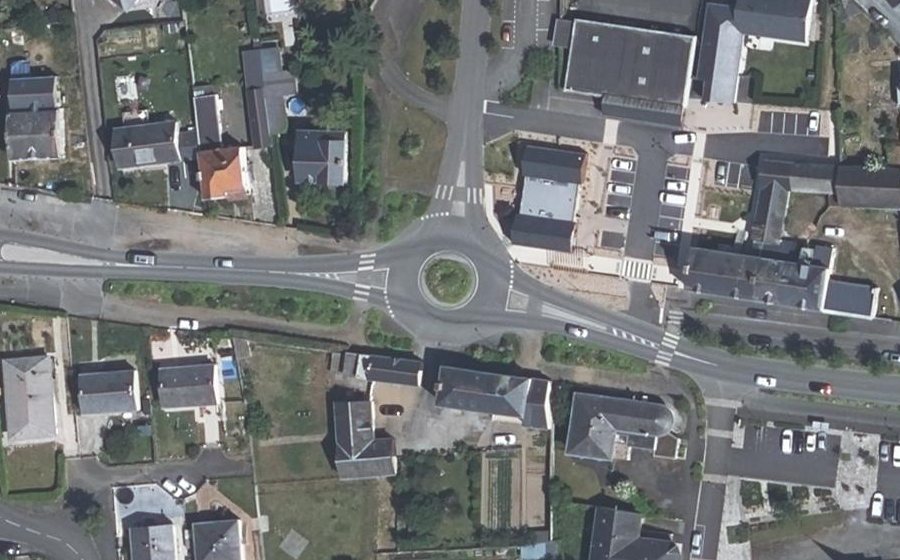 Vue aérienne du Rond-point anonyme n°371150376
