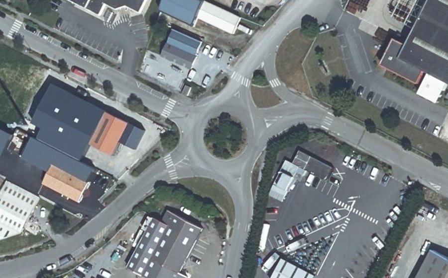 Vue aérienne du Rond-point anonyme n°371166706