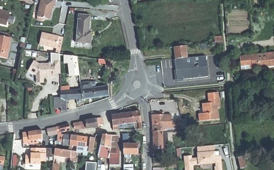 Vue aérienne du Rond-point anonyme n°371171154