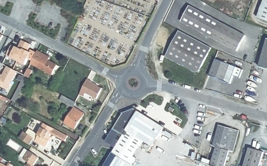 Vue aérienne du Rond-point anonyme n°371174044