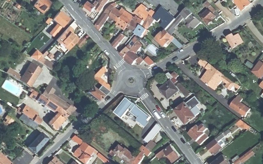 Vue aérienne du Rond-point anonyme n°371174785