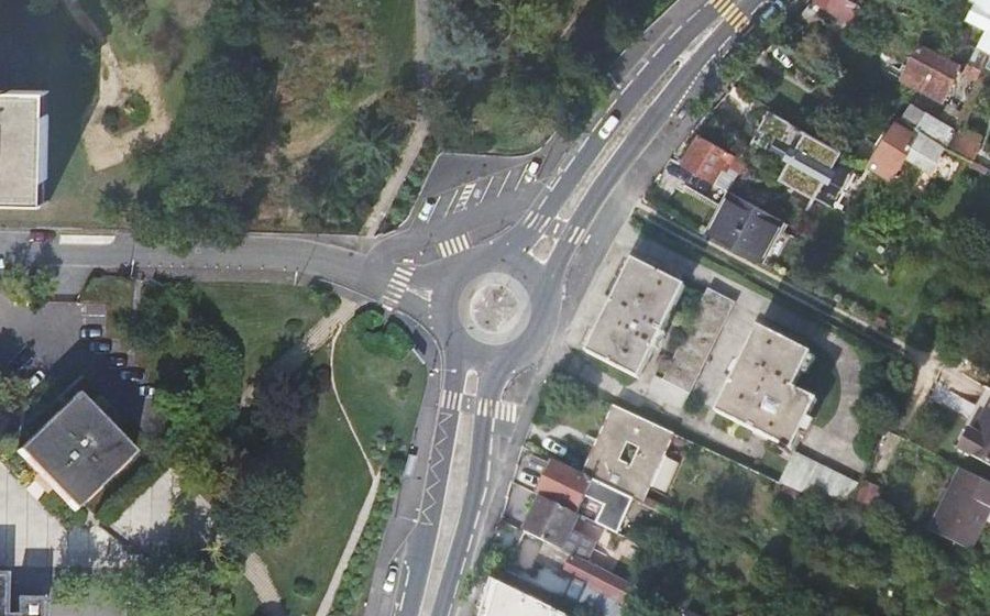Vue aérienne du Rond-point anonyme n°37121192