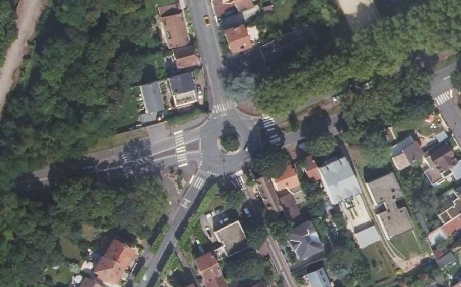Vue aérienne du Rond-point anonyme n°37121761