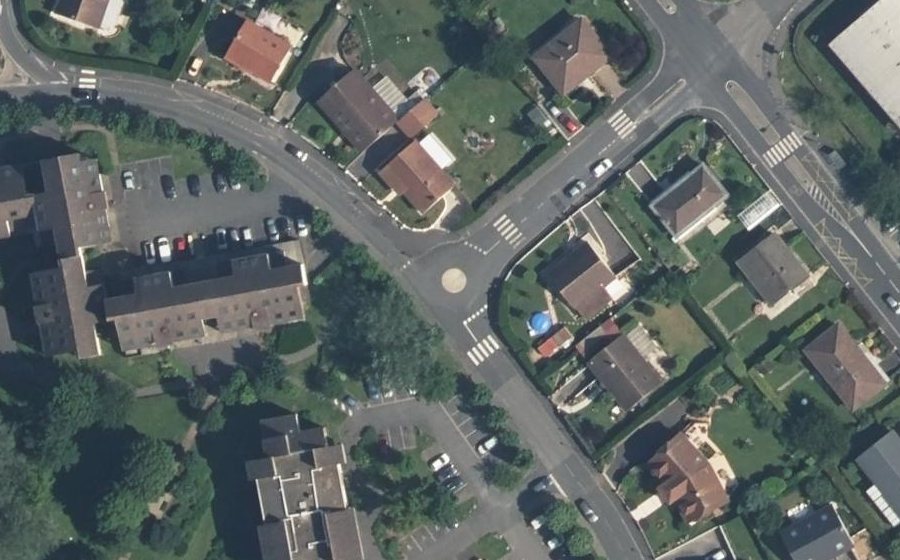 Vue aérienne du Rond-point anonyme n°371259899