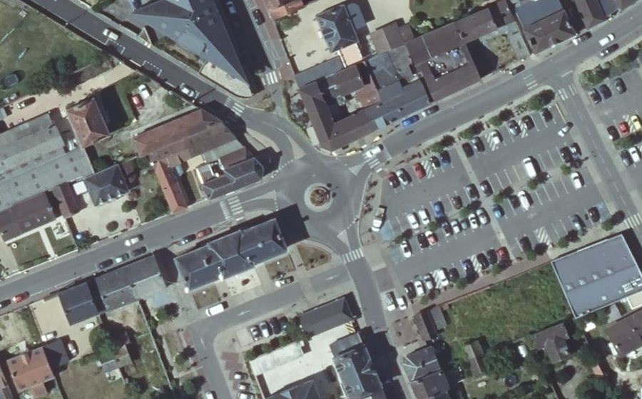 Vue aérienne du Rond-point anonyme n°37126240