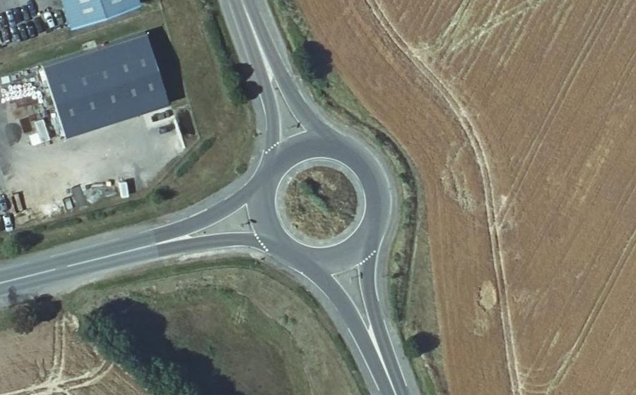 Vue aérienne du Rond-point anonyme n°37127008