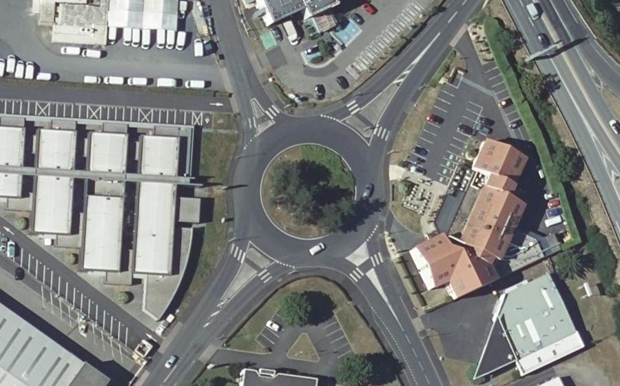 Vue aérienne du Rond-point anonyme n°37129542