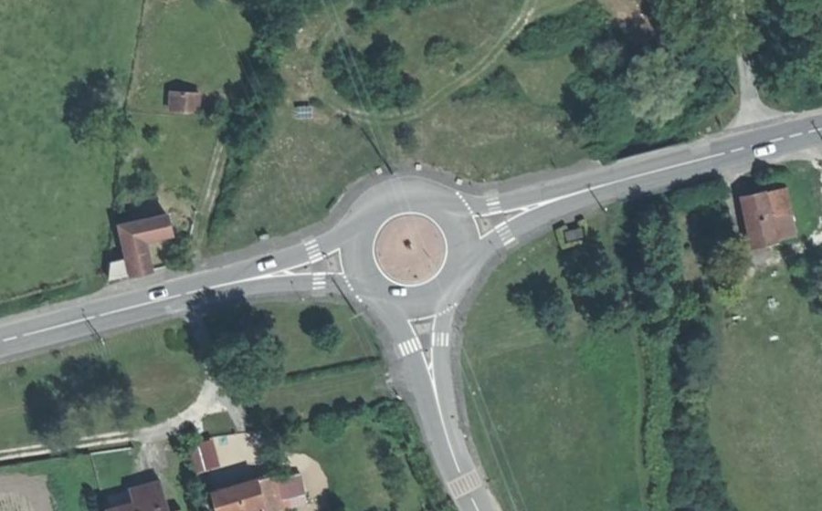 Vue aérienne du Rond-point anonyme n°37130897