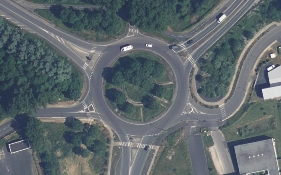 Vue aérienne du Rond-point anonyme n°37136720